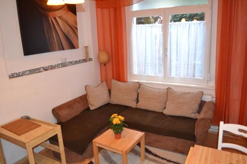 een woonkamer met een bank en een raam bij 2-Raum Ferienwohnung in Connewitz in Leipzig