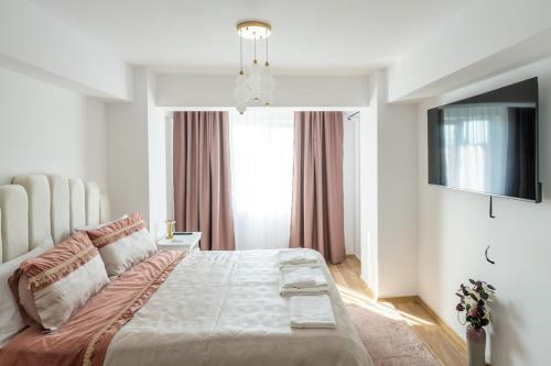 een slaapkamer met een groot bed en een televisie bij Apartament de închiriat Accommodation Ap 9 in Suceava