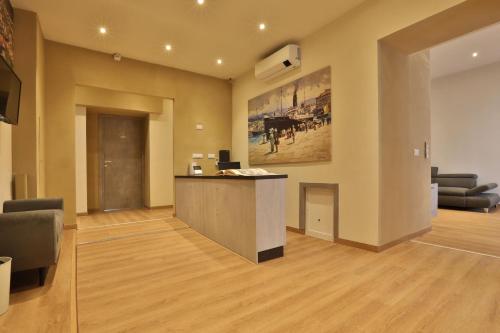 een lobby met een receptie en een schilderij aan de muur bij Morina Rooms in Trieste