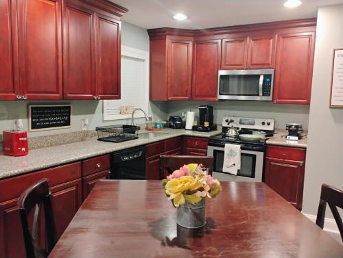 Kuchyň nebo kuchyňský kout v ubytování The Denham Springs Esape- Pool, Comfort & Charm