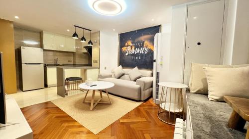 ein Wohnzimmer mit Sofa und Tisch in der Unterkunft Hongqiao Aegean Sea LOFT Apartment in Shanghai