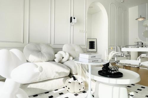 - un salon blanc avec une chaise et une table dans l'établissement Country Garden Fully Unblocked Seaview Suite by Dooga's Homestay, à Johor Bahru