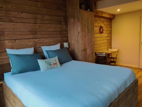 Postel nebo postele na pokoji v ubytování Le Petit Oingt de Paradis Chambre d'hôtes