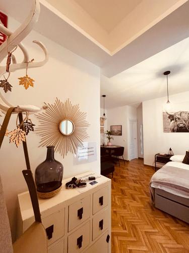 a bedroom with a bed and a mirror on the wall at El rincón exquisito in Albacete