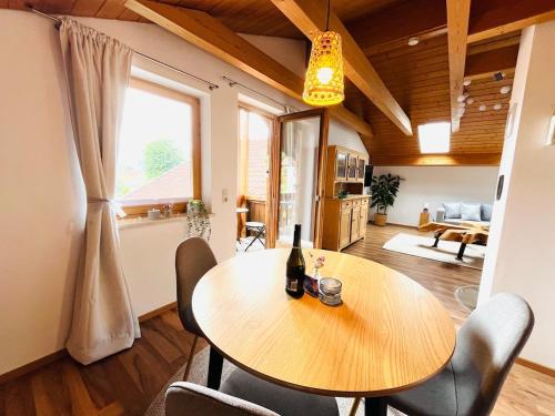 ein Esszimmer mit einem Holztisch und Stühlen in der Unterkunft Castle and Alps Appartement in Halblech