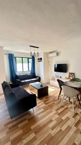 Una sala de estar con un sofá negro y una mesa. en STBJ Premium Villa, en Flic en Flac