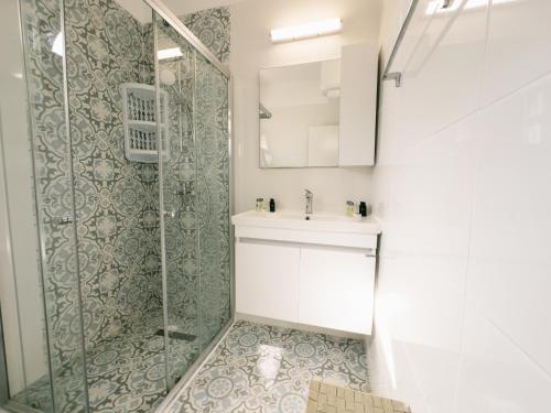 ein Badezimmer mit Waschbecken und Dusche in der Unterkunft Caesar Resort 2 Bedroom Deluxe Home in Iskele