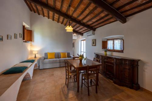 a living room with a table and a couch at Tenuta La Chiusa in Portoferraio