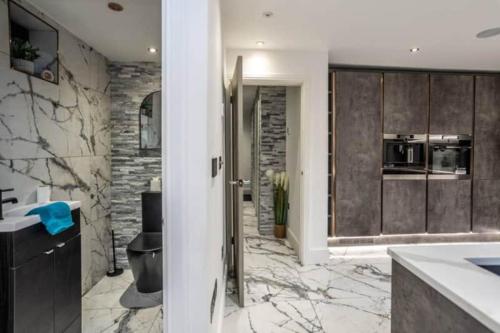 O baie la The Luxe Retreat with Hot Tub