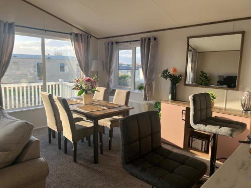 ein Wohnzimmer mit Esstisch und Stühlen in der Unterkunft NEW 2025 Modern 3Bedrooms Lodge Walk to Beach in Morecambe