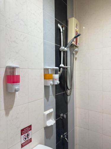 ein Badezimmer mit Duschkabine und Toilette in der Unterkunft Cozy Stop Inn - Puerto Princesa in Puerto Princesa