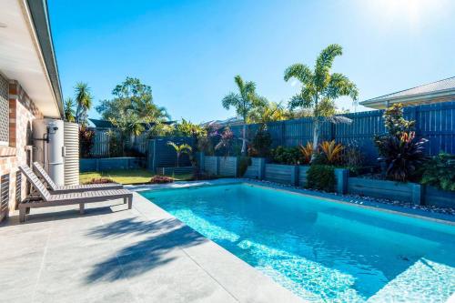 Bazén v ubytování Theme Park Retreat - Sunlit Stillness by the Pool nebo v jeho okolí