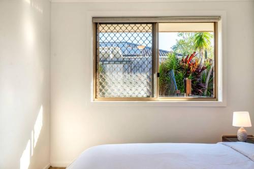 Postel nebo postele na pokoji v ubytování Theme Park Retreat - Sunlit Stillness by the Pool