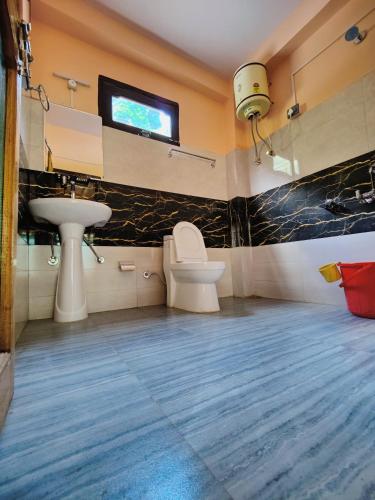 Η κουζίνα ή μικρή κουζίνα στο Yolo Hostel and Stays Sojha