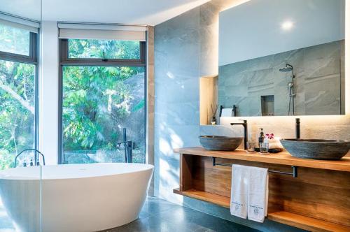 Koupelna v ubytování Villa is located about 700 meters from the beach !!!