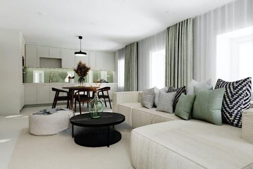 salon z kanapą i stołem w obiekcie Villa Acquarossa w mieście Acquarossa