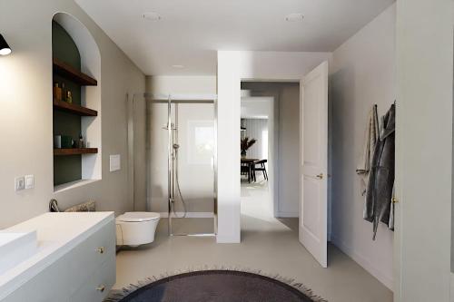 Villa Acquarossa في Acquarossa: حمام مع مرحاض وممشى في الدش