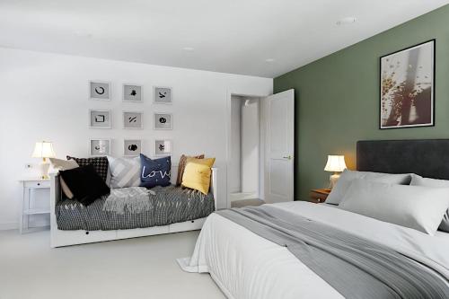 ein Schlafzimmer mit einem Bett und einer Couch in der Unterkunft Villa Acquarossa in Acquarossa