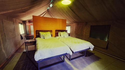 ein Schlafzimmer mit einem großen Bett in einem Zelt in der Unterkunft Zuri Camp - Tent Kiama in Tsumeb