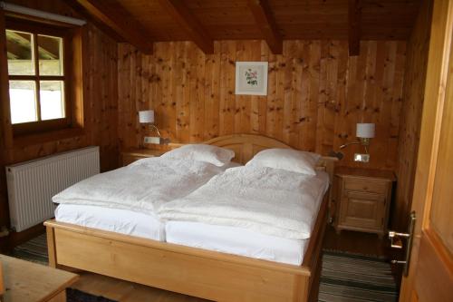 Postel nebo postele na pokoji v ubytování Wohnung Lärchberg