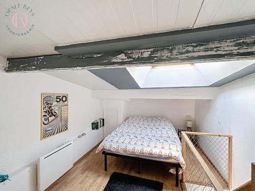 屈克Cocon Sable- 1CH Proche du Touquet的房间里有一张床的卧室