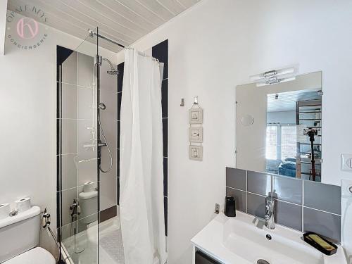屈克Cocon Sable- 1CH Proche du Touquet的带淋浴和水槽的白色浴室