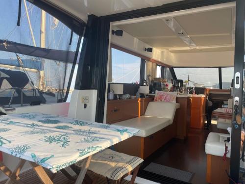 - une chambre avec 2 lits sur un bateau dans l'établissement luxueux bateau à quai, à Sari-Solenzara