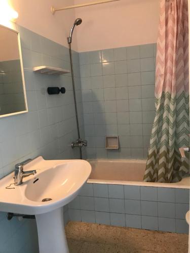 a bathroom with a sink and a bath tub at La Musclera L5, apartament aprop de la platja del Pas in Port de la Selva