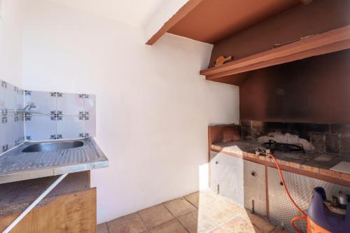 a kitchen with a sink and a counter at Masia Miliuca Paraíso rural a un paso de Valencia - Rural paradise close to Valencia in Bétera