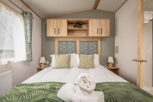 Postel nebo postele na pokoji v ubytování Lodge No 19 - St Andrews Lodge Park