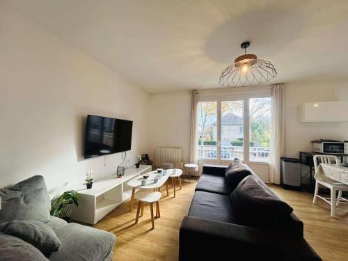 a living room with a couch and a table at Casa Grand Groupe in Sorges