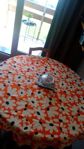an orange and white table with a clock on it at Tout compris 4 pers Bg St Maurice Les Bronzés in Bourg-Saint-Maurice