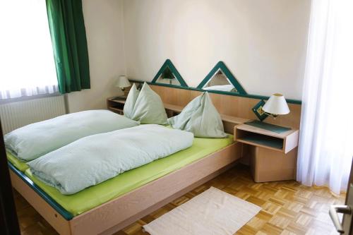 Postel nebo postele na pokoji v ubytování Gasthof Torwirt