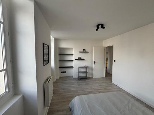 une chambre blanche avec un lit et une fenêtre dans l'établissement Appartement lumineux & moderne au cœur de Valence, à Valence