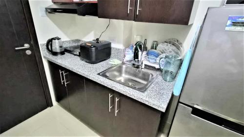Η κουζίνα ή μικρή κουζίνα στο City View with Balcony at Kasara Residences C5 Pasig