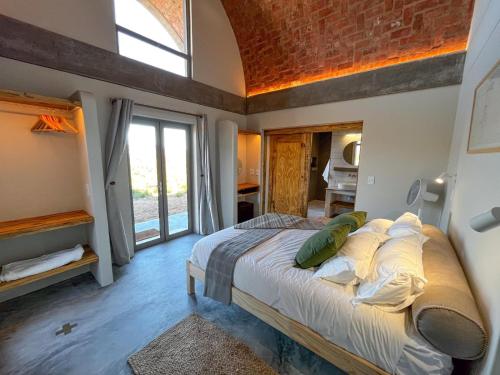 a bedroom with a large bed and a window at Windvogels in Barrydale