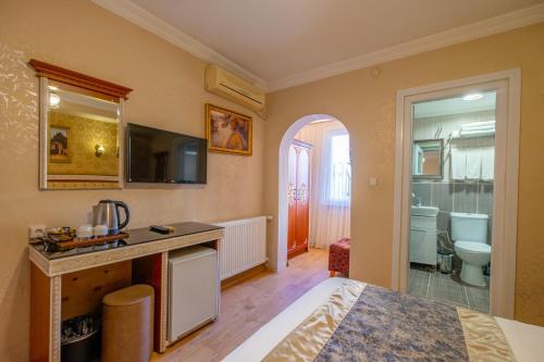 a room with a bed and a bathroom at Big Apple Hotel and Hostel in Istanbul