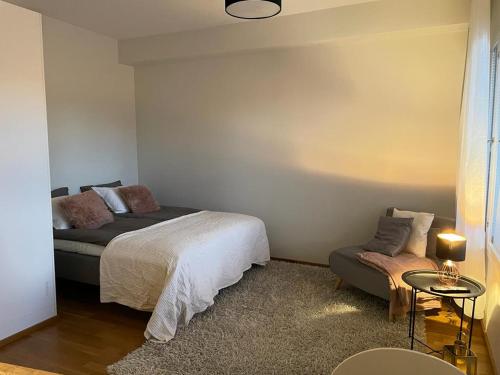 une chambre avec un lit et un canapé dans l'établissement Cozy apartment with sauna, à Rovaniemi