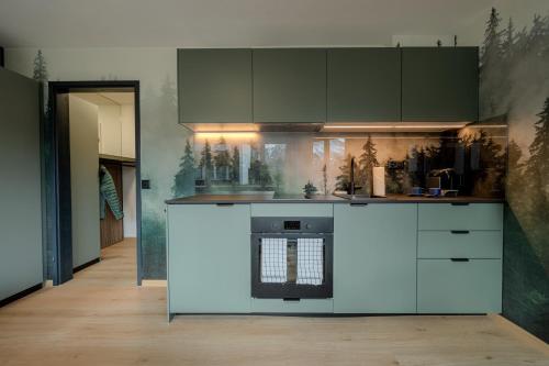 uma cozinha com armários brancos e um forno em Collina Forest Design-Studio by Arosa Vacations em Arosa