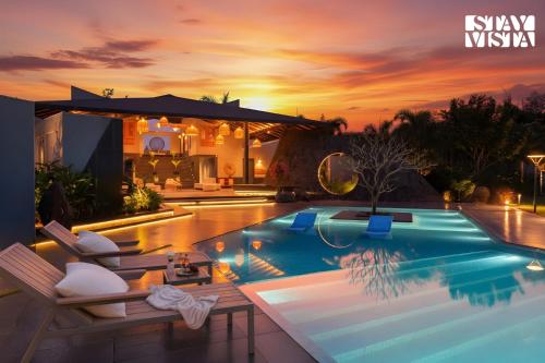 Πισίνα στο ή κοντά στο StayVista at Prana Zen House with Pool and BBQ