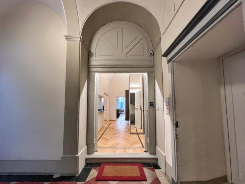 an archway leading to a hallway in a house at Residenza DuLà in Arezzo