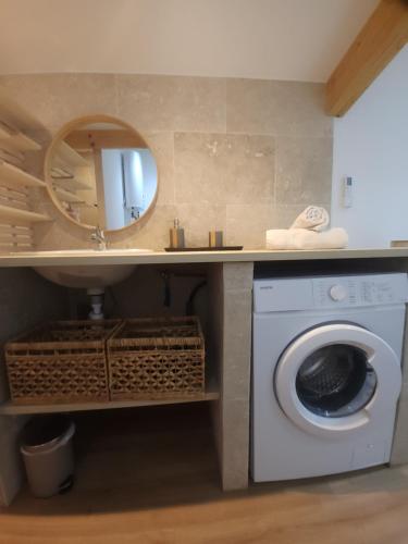 ein Badezimmer mit einer Waschmaschine und einem Spiegel in der Unterkunft Duplex design in Vedène