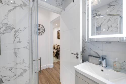 Vannituba majutusasutuses West Hendon Apartment Near Station With Parking 03