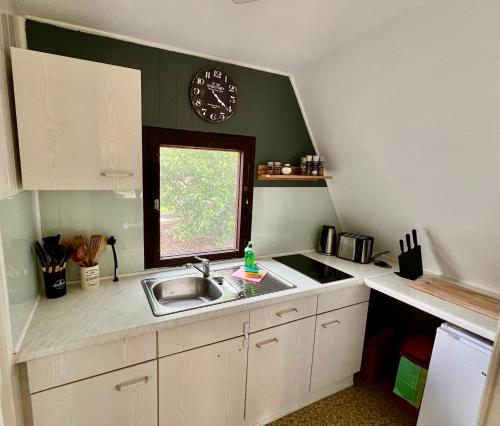 Kuchyň nebo kuchyňský kout v ubytování Finnhütte Louise am Storkower See