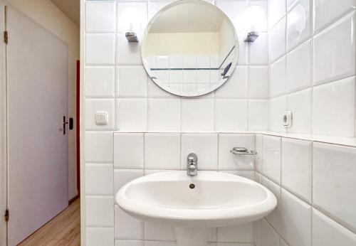 a white bathroom with a sink and a mirror at Hotelkamer voor twee personen op de begane grond 33-6 in Bunkenburg
