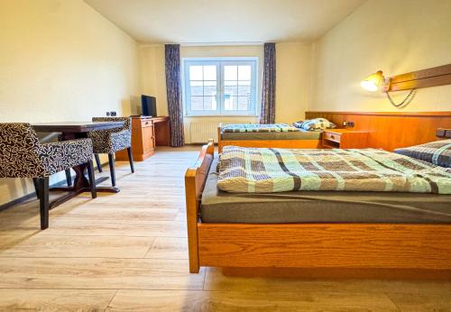 a hotel room with two beds and a table at Hotelkamer voor twee personen op de begane grond 33-6 in Bunkenburg