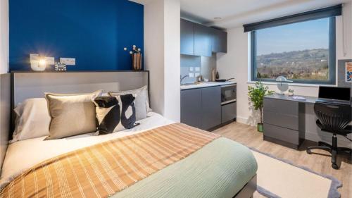 Giường trong phòng chung tại For Students Only - Hollis Wharf in Bath