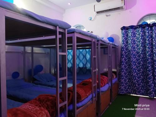 Μία ή περισσότερες κουκέτες σε δωμάτιο στο AC Comfort Guest House