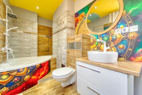 ein Badezimmer mit Waschbecken, Toilette und Spiegel in der Unterkunft Párty dům 