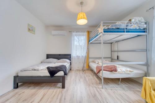 Un dormitorio con dos literas y una ventana. en Párty dům, 